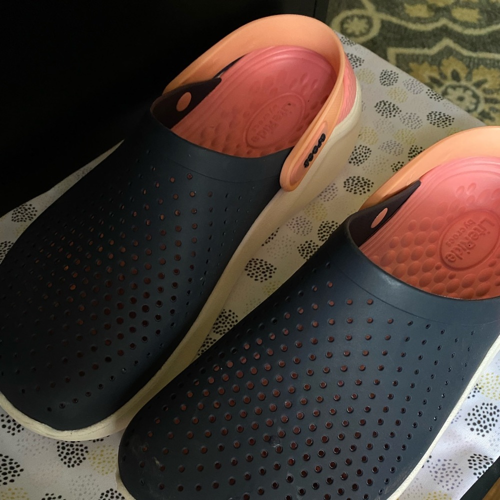 Crocs Literide women’s clogs size 9, great condit.